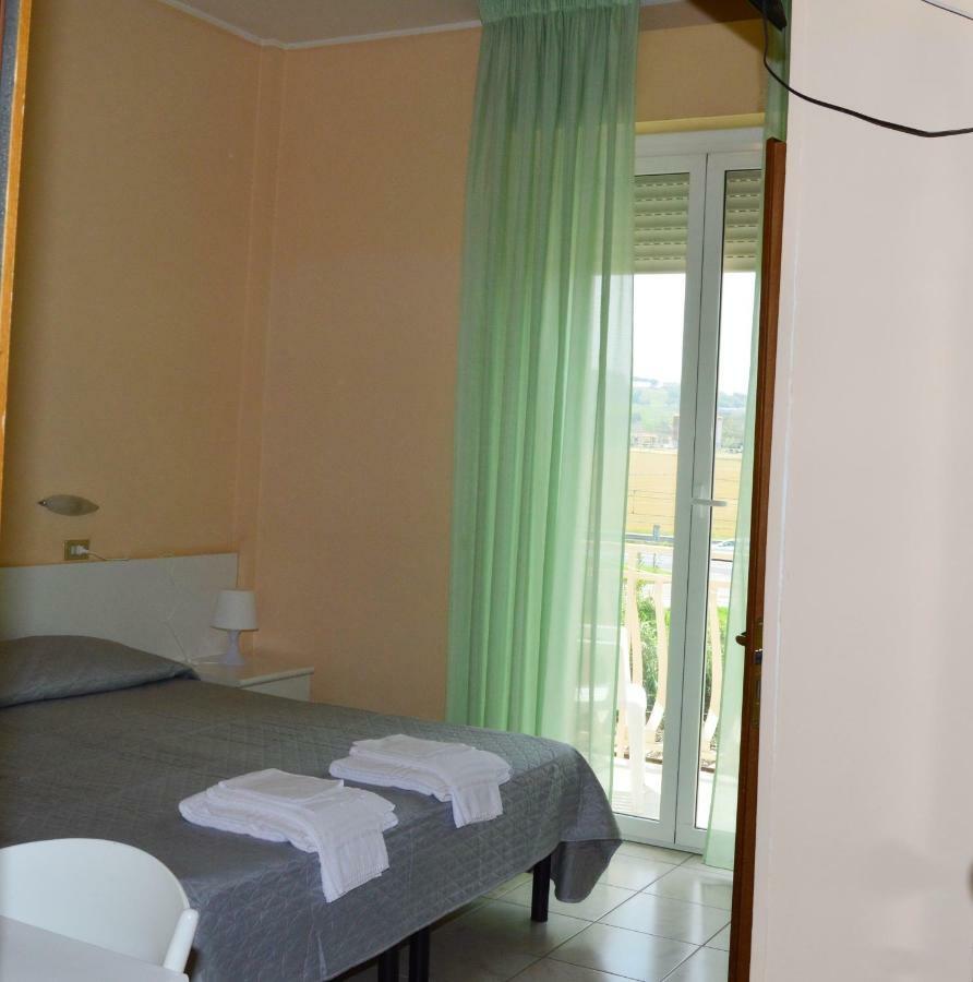 Hotel Perla Сенигаллия Экстерьер фото