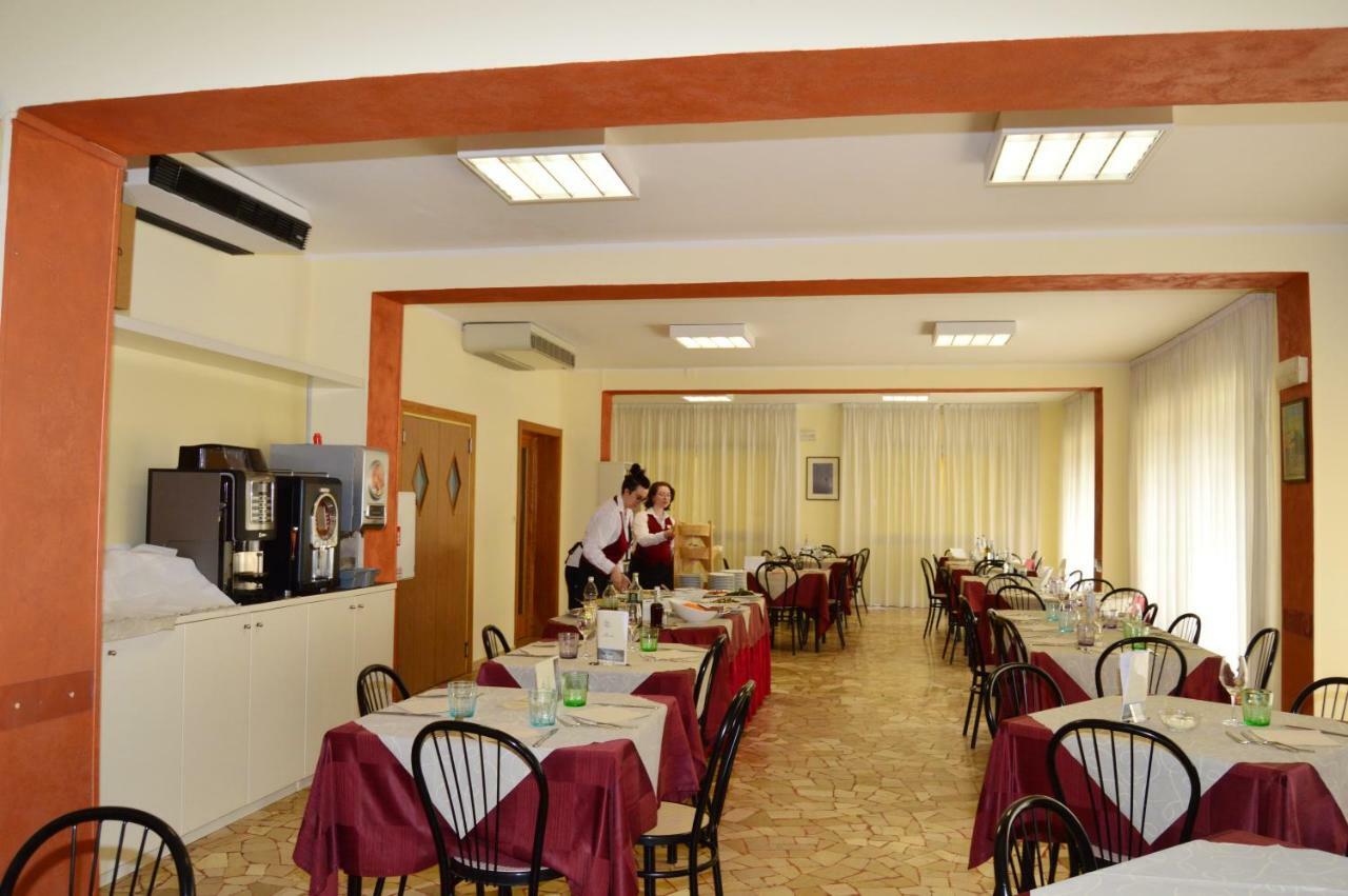 Hotel Perla Сенигаллия Экстерьер фото